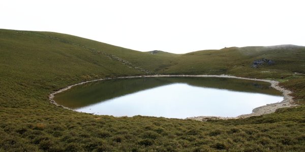 《天使的眼淚》滴落下的嘉明湖是隕石坑或是冰斗湖