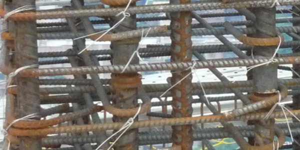 鋼筋混凝土柱之縱向鋼筋搭接段是否須配置緊密圍束箍筋
