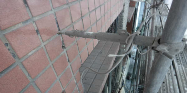 施工架壁連座使用膨脹螺栓之安全性探討